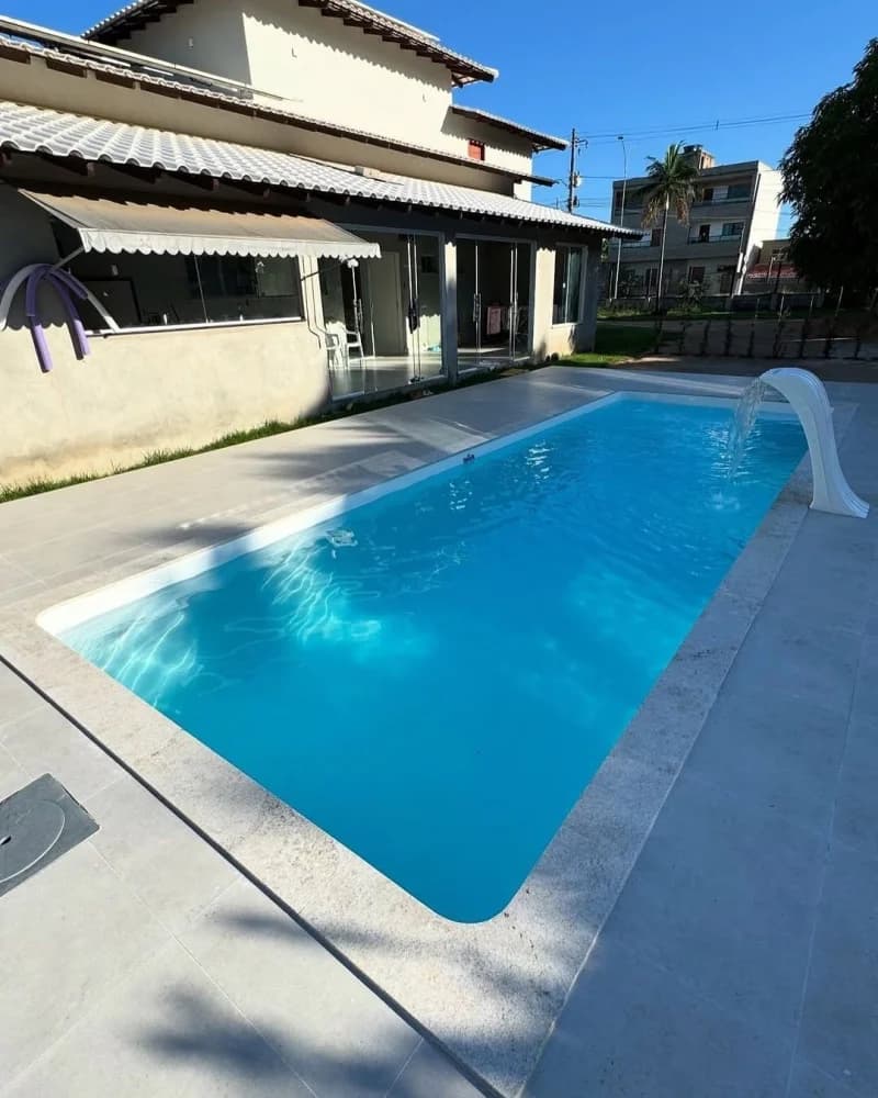 Piscina retangular com cascata