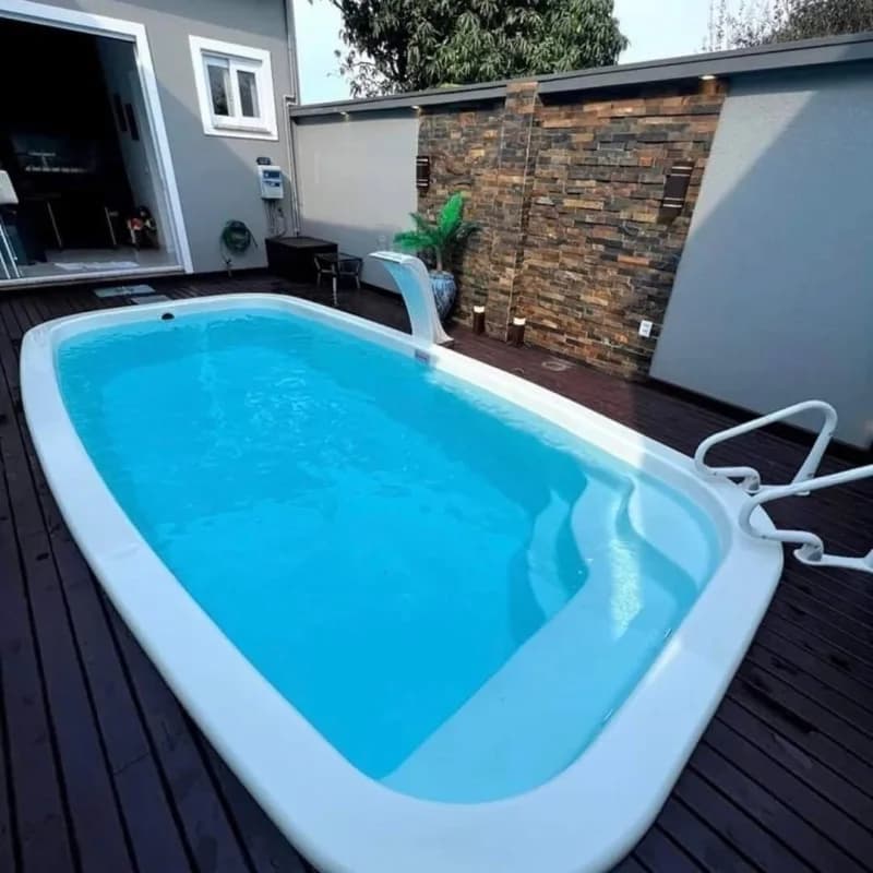 Piscina instalada com deck e cascata