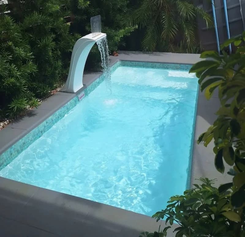 Piscina com paisagismo